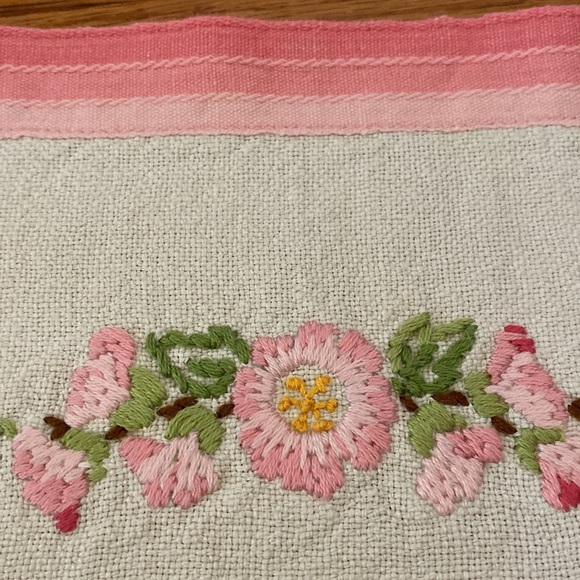 VTG Hand Embroidered Pink Floral Doily🌸 - Picture 4 of 8
